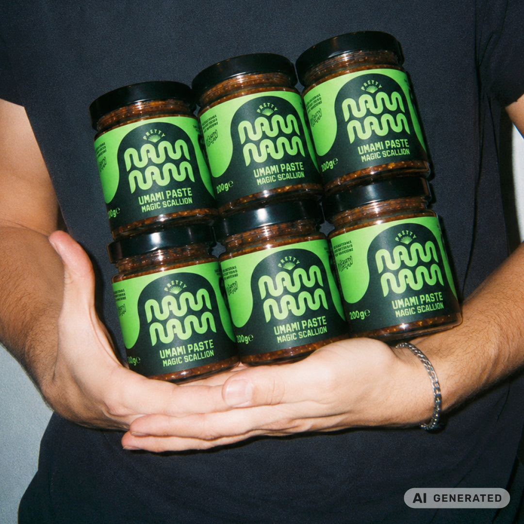 Mann hält sechs Gläser Umami Paste Magic Scallion vor dem Oberkörper