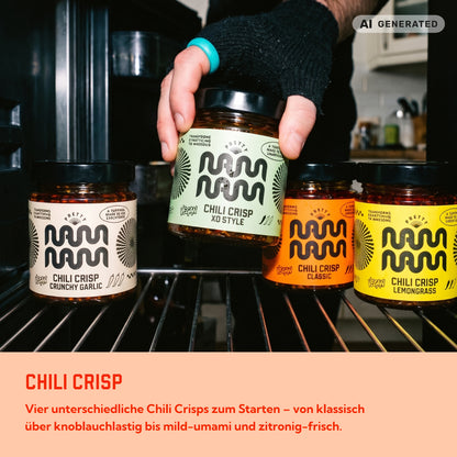 Vier Sorten Chili Crisp zum Einsteigen, im Kühlschrank aufgereiht: klassisch, knoblauchlastig, mild-umami und zitronig-frisch