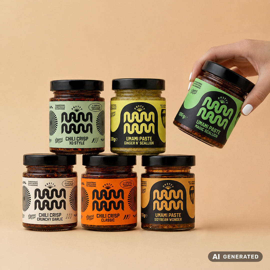 Sechs Gläser aus dem Set Umami Overload von Pretty NamNam: drei Sorten Chili Crisp und drei Umami Pasten
