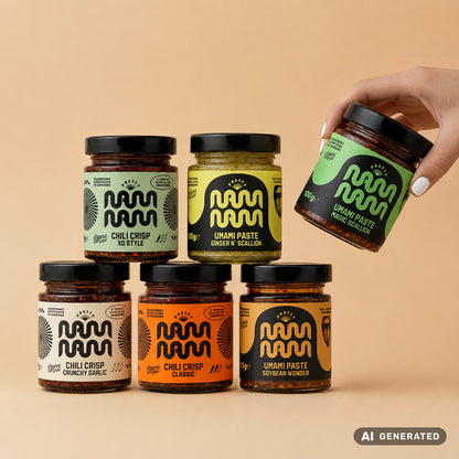 Sechs Gläser aus dem Set Umami Overload von Pretty NamNam: drei Sorten Chili Crisp und drei Umami Pasten