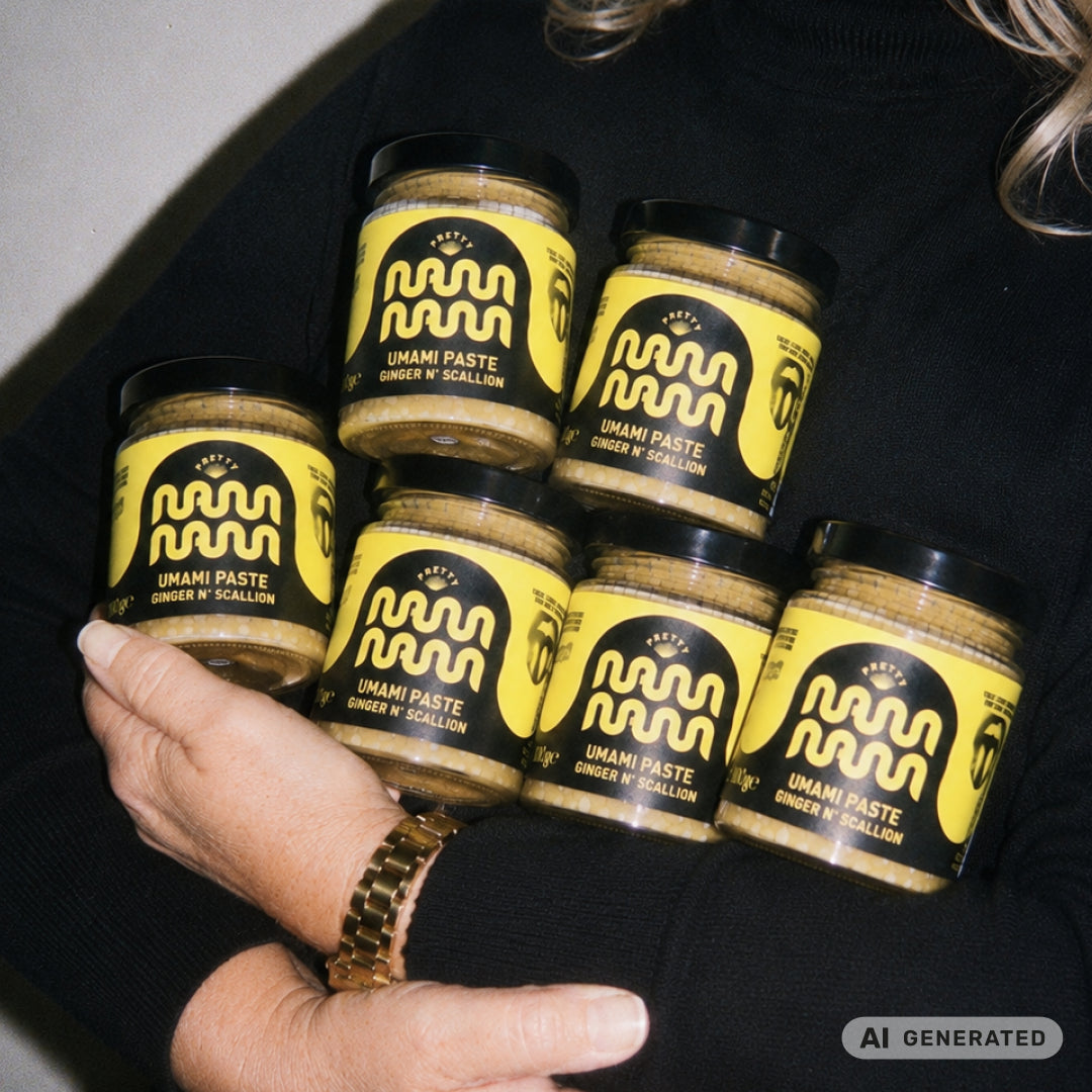 Frau in Schwarz hält sechs Gläser Umami Paste Ginger n&