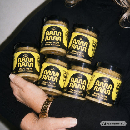 Frau in Schwarz hält sechs Gläser Umami Paste Ginger n&