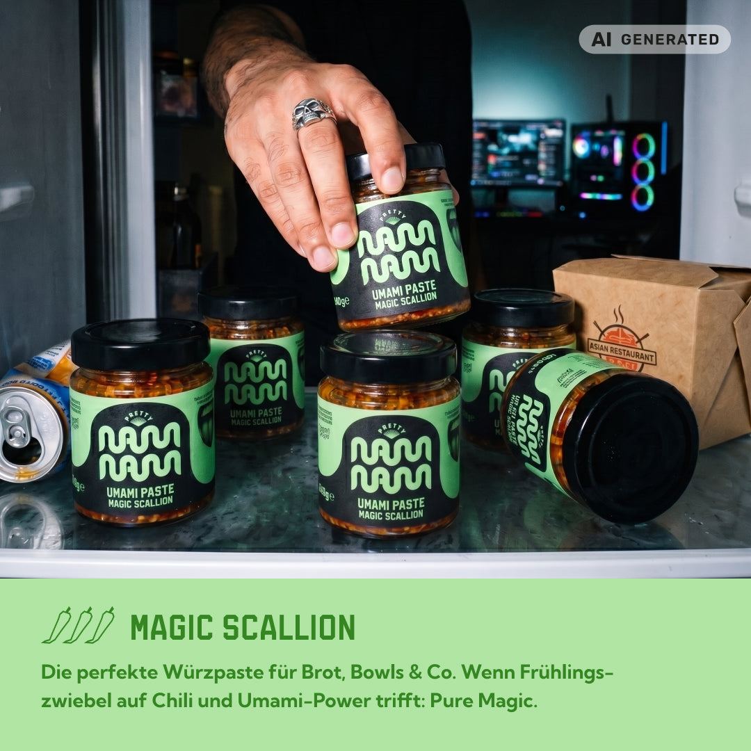Gläser Umami Paste Magic Scallion auf der Ablage, dazu der Hinweis: Würzpaste für Brot und Bowls, wenn Frühlingszwiebel auf Chili und Umami trifft