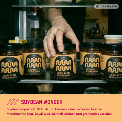 Gläser Umami Paste Soybean Wonder im Regal, dazu der Hinweis: Sojabohnenpaste trifft Chili und Erdnuss, als Umami-Basis für Brot und Bowls