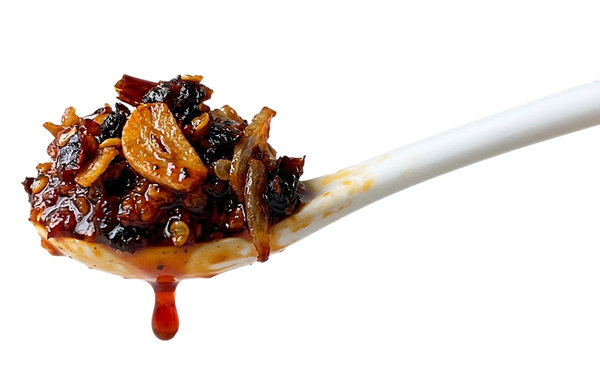 Löffel mit Chili Crisp: das Chiliöl läuft ab, die knusprigen Stücke bleiben liegen